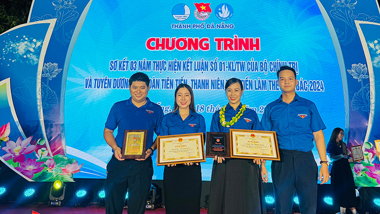 Chị Thanh Trang (thứ 2 từ phải qua) được tuyên dương “Thanh niên tiên tiến làm theo lời Bác”.