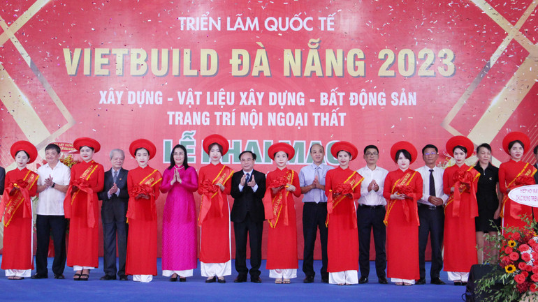 Các đại biểu cắt băng khai mạc triển lãm.