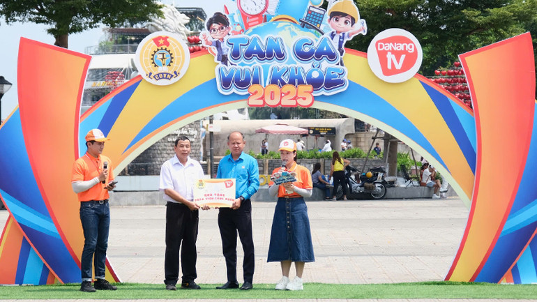 Trao tặng kinh phí sửa nhà cho đoàn viên khó khăn. Trao tặng kinh phí sửa nhà cho đoàn viên khó khăn.