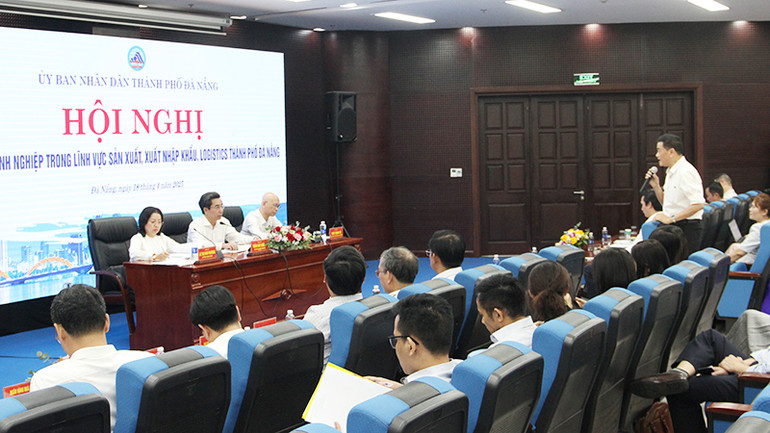 Lắng nghe ý kiến, chia sẻ của đại diện hiệp hội. Lắng nghe ý kiến, chia sẻ của đại diện hiệp hội.