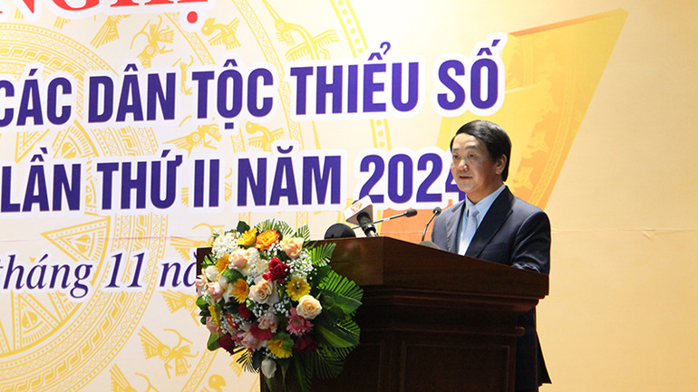 Ủy viên Ban Chấp hành Trung ương Đảng, Bộ trưởng, Chủ nhiệm Ủy ban Dân tộc Hầu A Lềnh phát biểu tại Hội nghị.