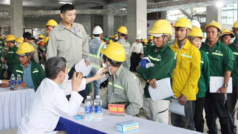 Sau buổi lễ, các công nhân được tư vấn, khám sức khỏe.