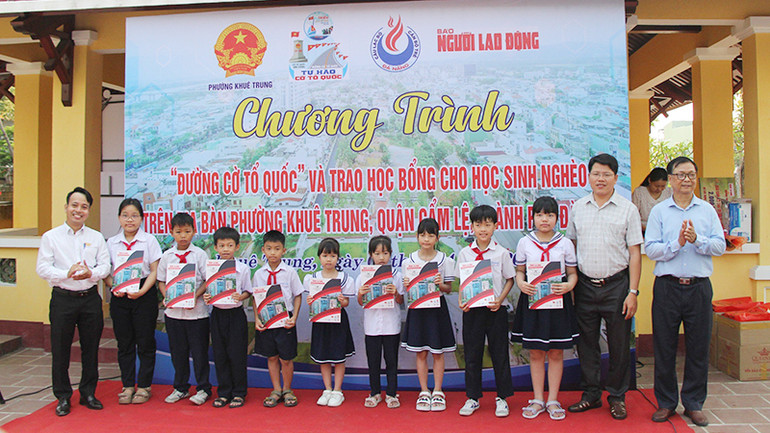 Trao học bổng cho các em học sinh có hoàn cảnh khó khăn.