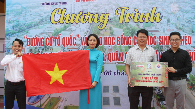 Trao tặng cờ Tổ quốc thực hiện công trình