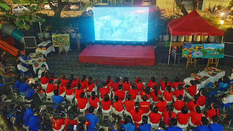 Đại biểu xem phim tài liệu, tập phim “1954”.