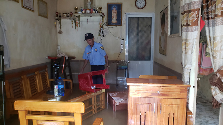 Nhà cô Phan Thị Túc vẫn còn nước. Nhà cô Phan Thị Túc vẫn còn nước.