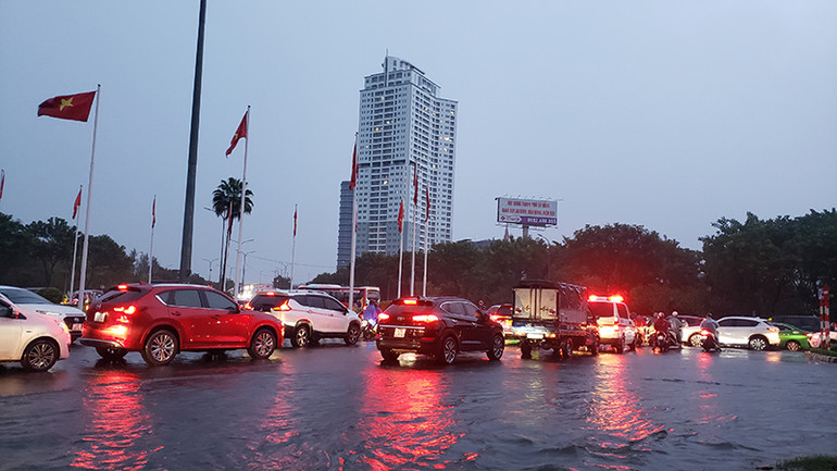 Bùng binh đường 3/2 - Nguyễn Tất Thành lượng xe lưu thông nhiều.