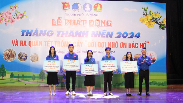 Trao tặng 5 công trình thanh niên. Trao tặng 5 công trình thanh niên.