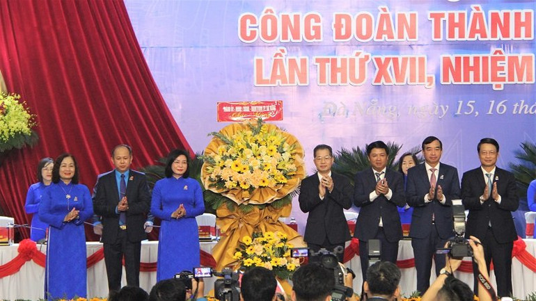 Tặng hoa chúc mừng Đại hội