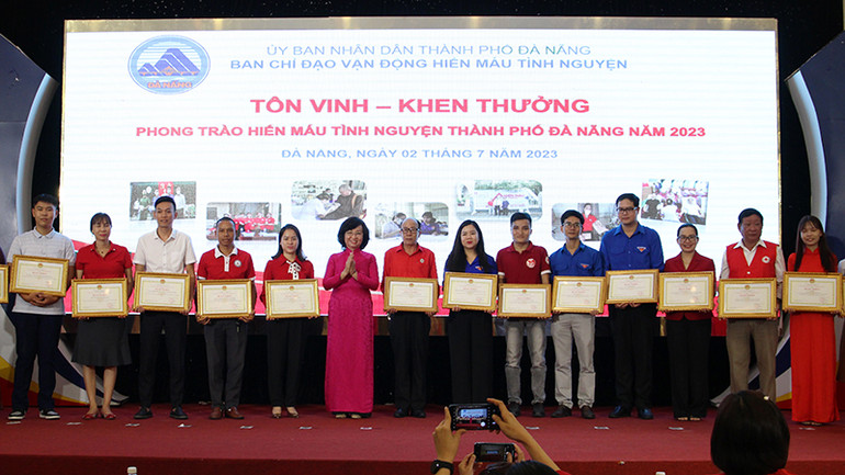 Tuyên dương các tập thể, cá nhân có thành tích tốt trong hiến máu tình nguyện năm 2022.