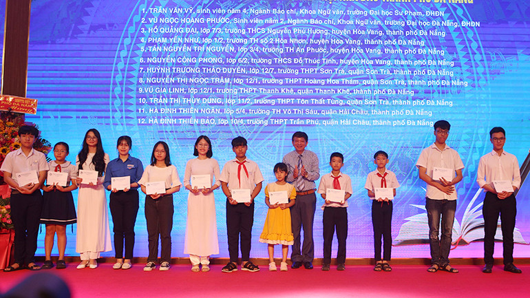 Trao học bổng cho học sinh, sinh viên vượt khó.