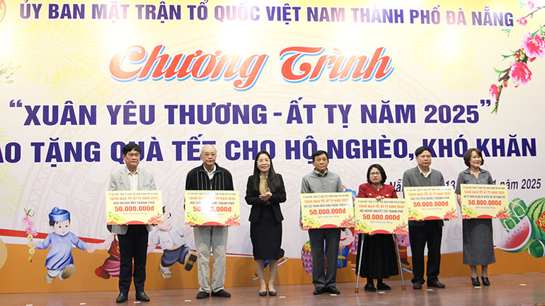 Phân bổ quà Tết thông qua mặt trận các quận, huyện, tổ chức thành viên tiếp nhận.