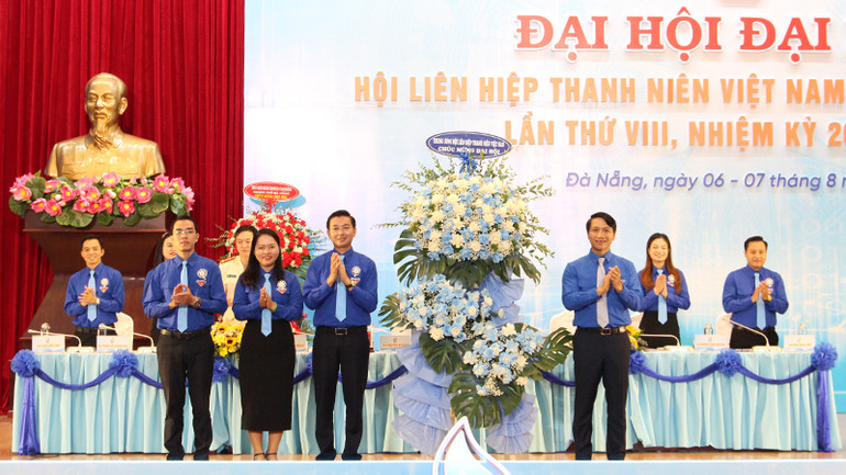 Bí thư Trung ương Đoàn, Chủ tịch Trung ương Hội Liên hiệp Thanh niên Việt Nam Nguyễn Ngọc Lương tặng hoa chúc mừng Đại hội.