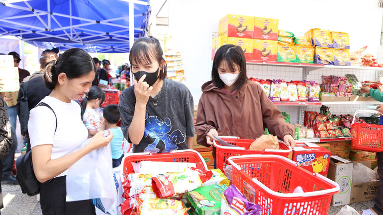 Người lao động mua hàng tại phiên chợ giảm giá