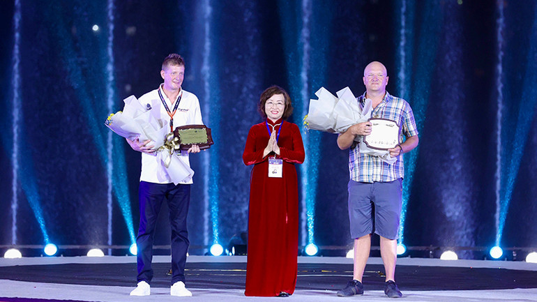 Trao hoa và kỷ niệm chương cho đại diện hai đội thi.