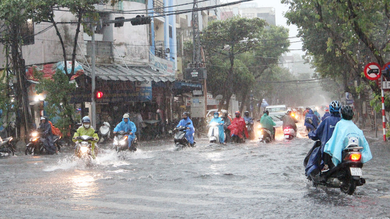 Thành phố cũng phát thông báo, từ hiện tại đến 3-4 giờ tới, mây đối lưu tiếp tục phát triển và mở rộng gây mưa vừa, mưa to, có nơi mưa rất to cho quận Liên Chiểu, Thanh Khê, Hải Châu, Sơn Trà, Ngũ Hành Sơn, Cẩm Lệ và huyện Hòa Vang với lượng mưa phổ biến 20-40mm/3 giờ, có nơi trên 70mm/3 giờ. Trên vùng biển có mưa rào và dông mạnh. Trong cơn dông cần đề phòng lốc, sét và gió giật mạnh.