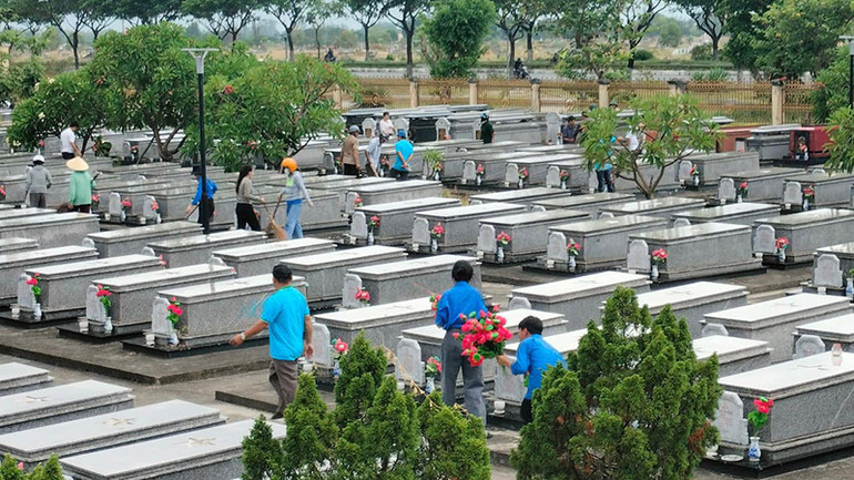 Đoàn viên, thanh niên dọn dẹp, sơn sửa và thay hoa mới tại các phần mộ anh hùng Liệt sĩ.