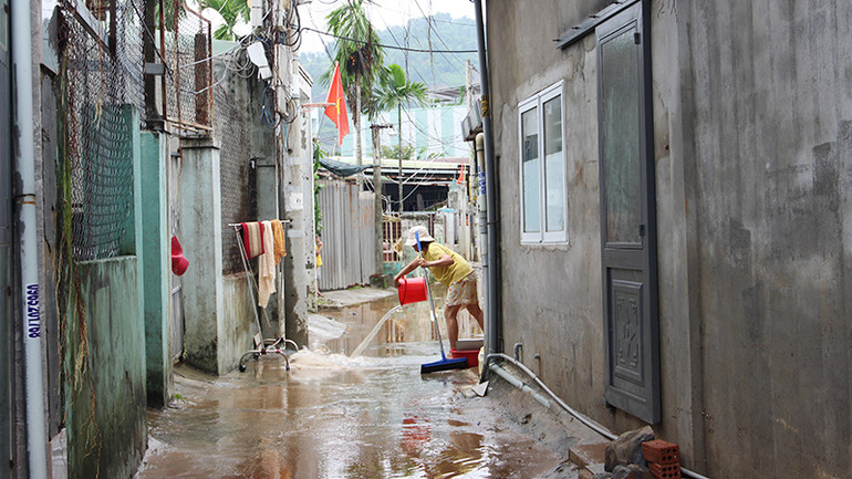 Dọn bùn đất trước lối đi. Dọn bùn đất trước lối đi.