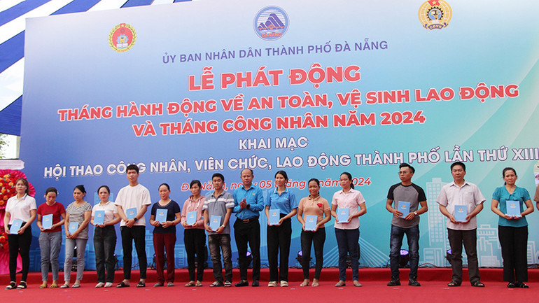 Tặng quà hỗ trợ cho đoàn viên, người lao động bị tai nạn lao động, bệnh nghề nghiệp.