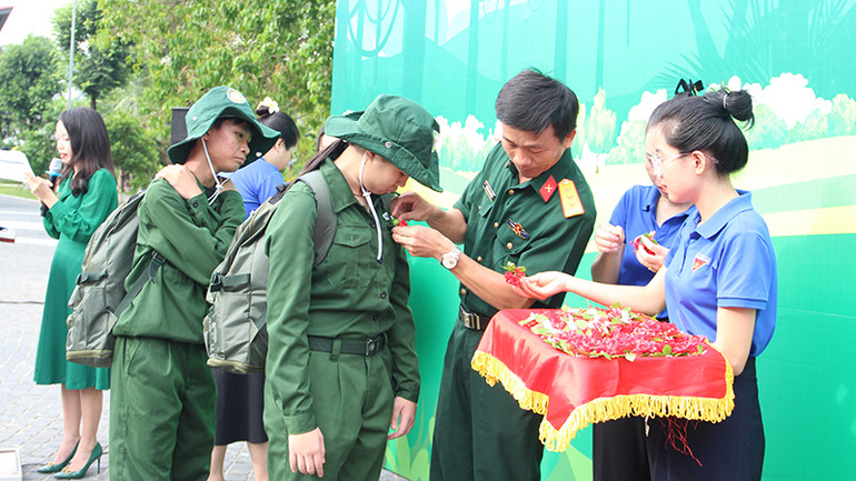 Đeo hoa cho các "tân binh".