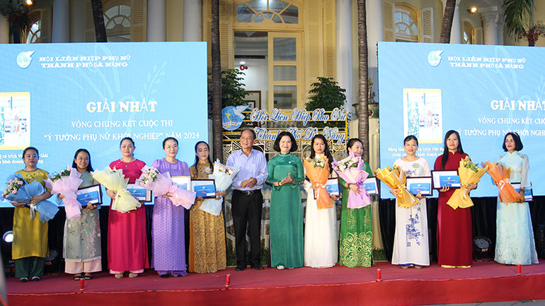 Trao giải thưởng cho các ý tưởng khởi nghiệp.