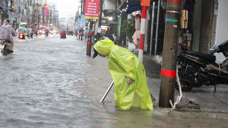 Người dân chủ động khơi thông cống thoát nước.