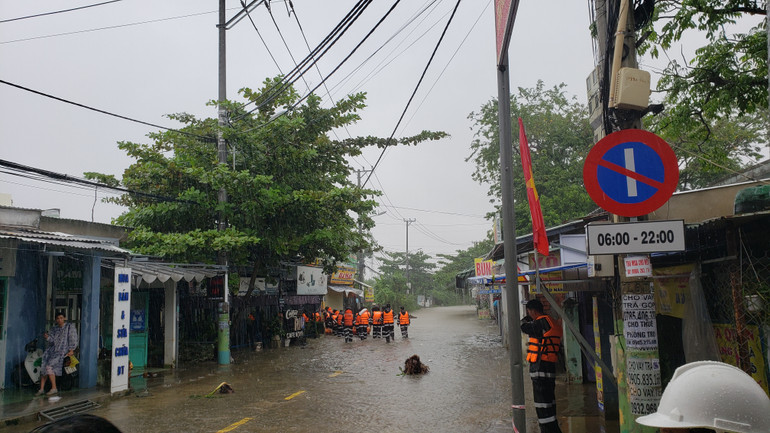 Lực lượng chức năng vào các khu vực ngập sâu.