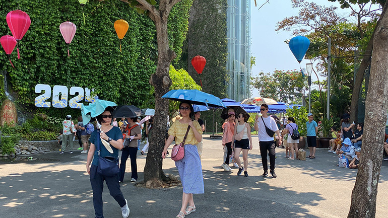 Tham quan danh thắng Ngũ Hành Sơn. Tham quan danh thắng Ngũ Hành Sơn.