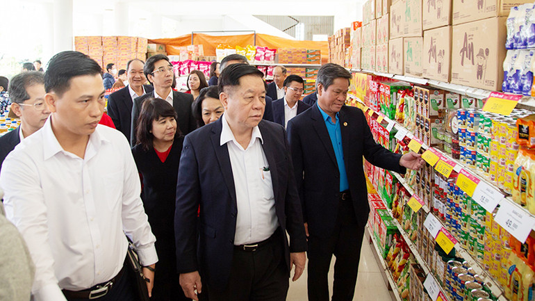 Các đồng chí tham quan gian hàng tại Chợ Tết 0 đồng.