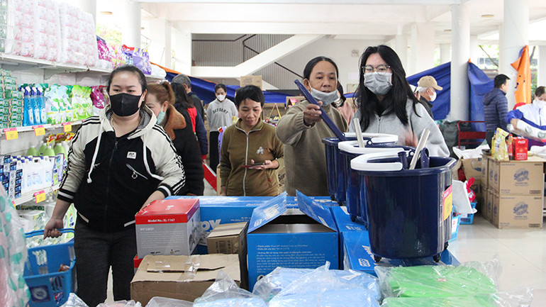 Phong phú mặt hàng thiết yếu để người dân chọn lựa.