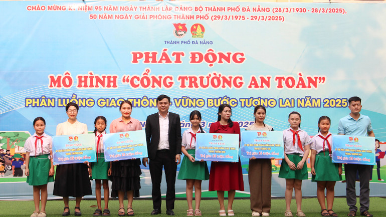 Trao tặng rào chắn phân luồng cho các liên đội.
