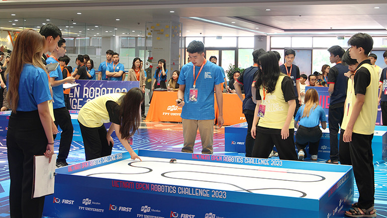 Robot tự động di chuyển theo sa hình có sẵn Robot tự động di chuyển theo sa hình có sẵn