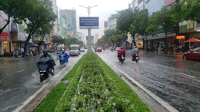 Đường Nguyễn Văn Linh ngập cục bộ gây khó khăn cho các phương tiện