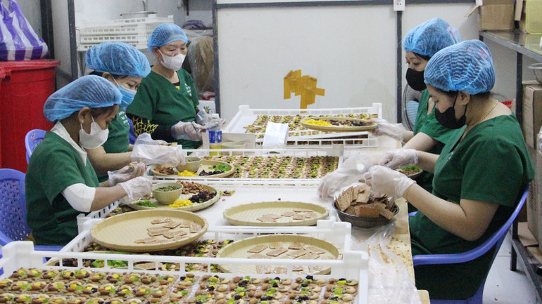 Cơ sở tại Đô 37 tăng cường làm hàng hóa cho đợt cuối năm. Cơ sở tại Đô 37 tăng cường làm hàng hóa cho đợt cuối năm.