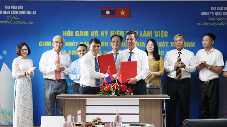 Ký biên bản làm việc giữa hai Nhà xuất bản Lào và Việt Nam Ký biên bản làm việc giữa hai Nhà xuất bản Lào và Việt Nam