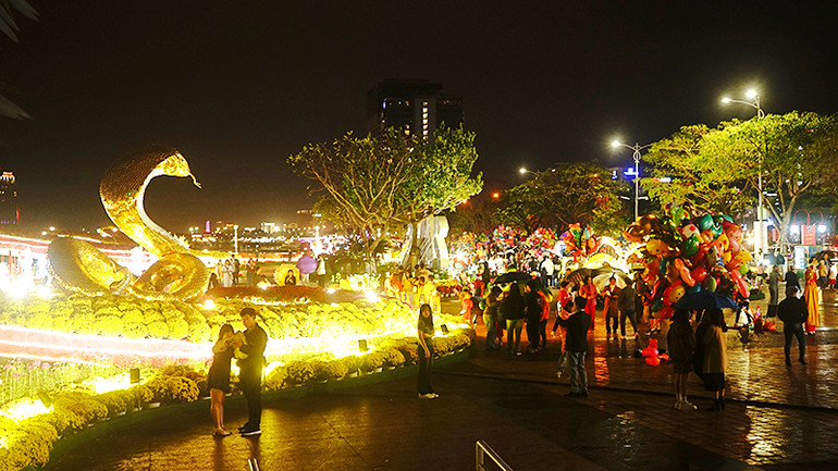 Linh vật rắn được đặt tại đường hoa.