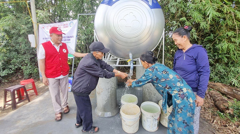 Bàn giao giếng nước sạch cho hộ khó khăn.