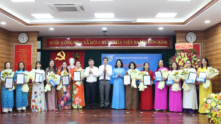 Tri ân các Chủ tịch Hội phụ nữ cơ sở đã có thời gian công tác, cống hiến cho tổ chức Hội.