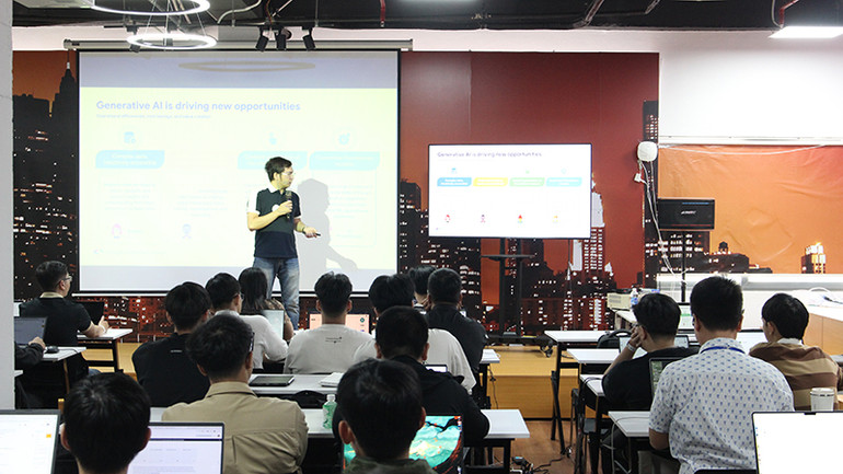 Các phiên chia sẻ thu hút lập trình viên và sinh viên tham dự.