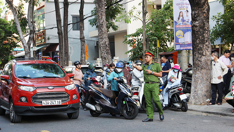 Lực lượng công an bảo đảm an ninh trật tự, an toàn giao thông tại các điểm thi.
