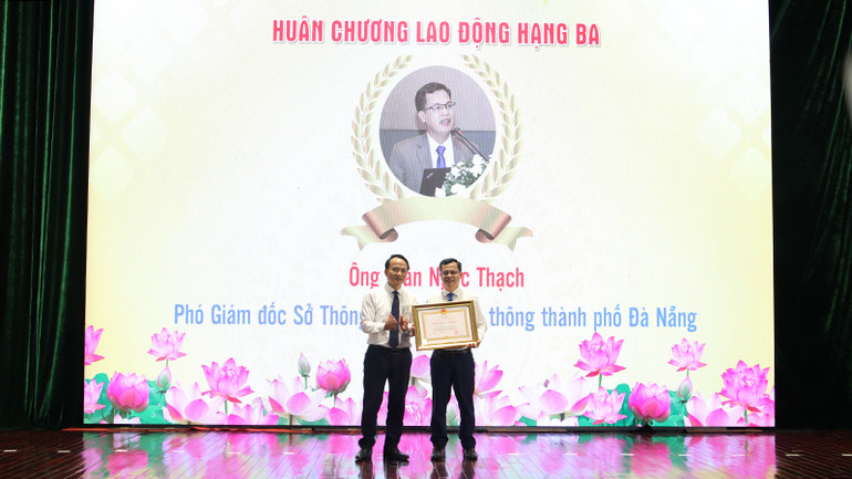 Trao tặng Huân chương Lao động hạng Ba cho ông Trần Ngọc Thạch, Phó Giám đốc Sở Thông tin và Truyền thông thành phố Đà Nẵng.