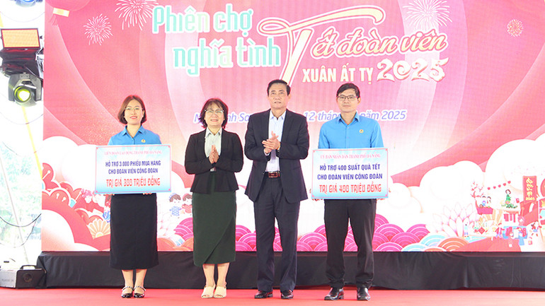 Trao tặng các suất quà Tết cho người lao động, hộ nghèo quận Ngũ Hành Sơn.