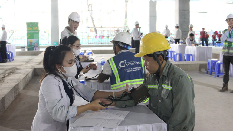 Khám sức khỏe cho công nhân.