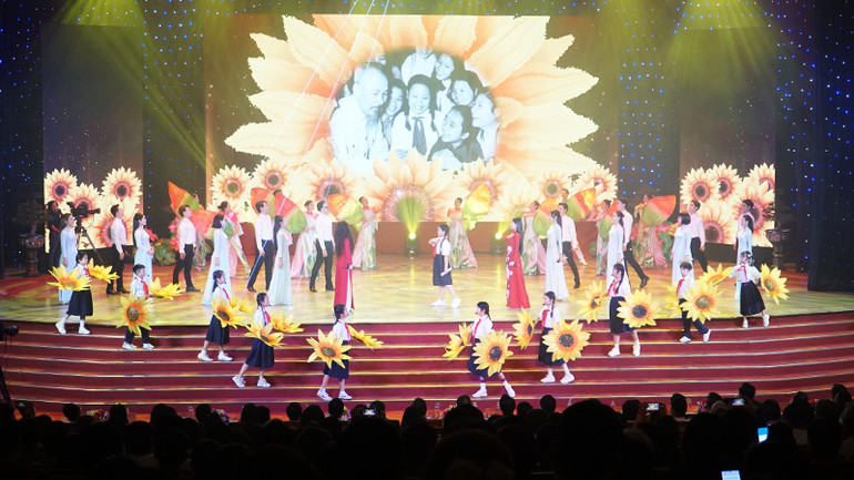 Chương trình văn nghệ chào mừng.