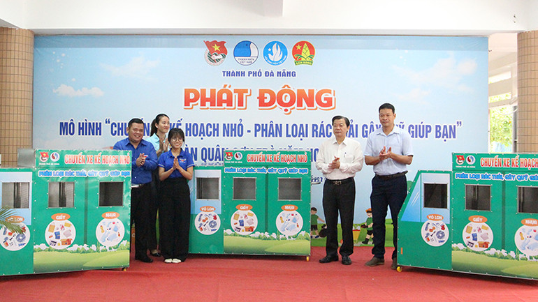 Trao tặng 12 xe Kế hoạch nhỏ cho các trường.