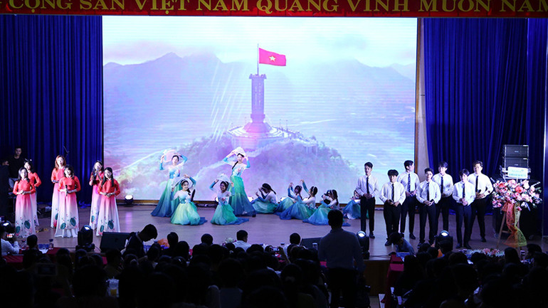 Những tiết mục của nhóm nhạc hấp dẫn sinh viên Đà Nẵng. Những tiết mục của nhóm nhạc hấp dẫn sinh viên Đà Nẵng.