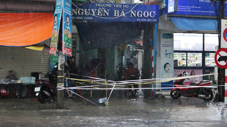 Giăng dây cảnh báo đi lại.