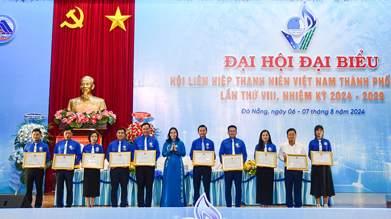 Ủy ban nhân dân thành phố Đà Nẵng tặng Bằng khen cho 10 tập thể có thành tích tiêu biểu.