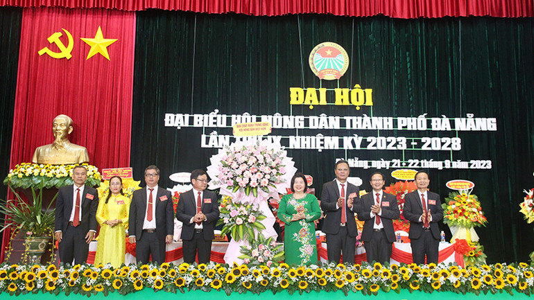 Tặng hoa chúc mừng Đại hội.