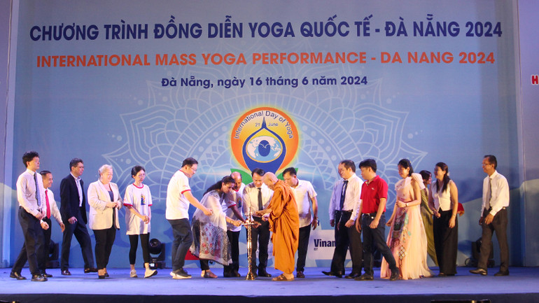 Các đại biểu thực hiện nghi thức thắp đèn.